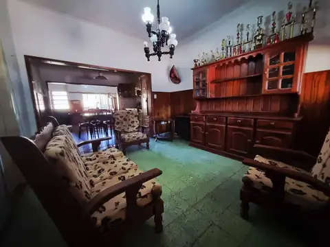VENTA CASA 3 AMBIENTES EN LOTE PROPIO – 217 m² – COCHERA DOBLE – JARDÍN – EXCELENTE UBICACIÓN