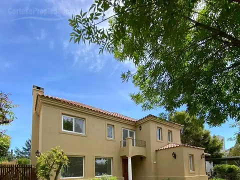 Casa en Alquiler con 1 cochera