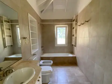 Casa 4 ambientes con 3 baños