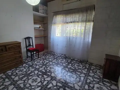 Casa de 3 ambientes con jardín y Parrilla.
