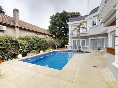 Casa Chalet en Venta de 7 Ambientes en La Rotonda, Boulogne con Jardín, Pileta y Cochera