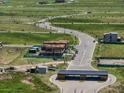 RAM. Venta de lote a espacio verde en Village Joven