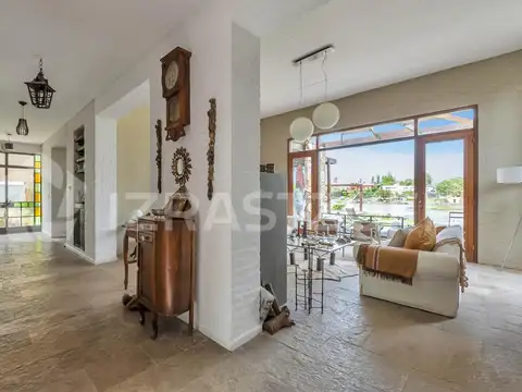 Casa en Venta con 2 cocheras