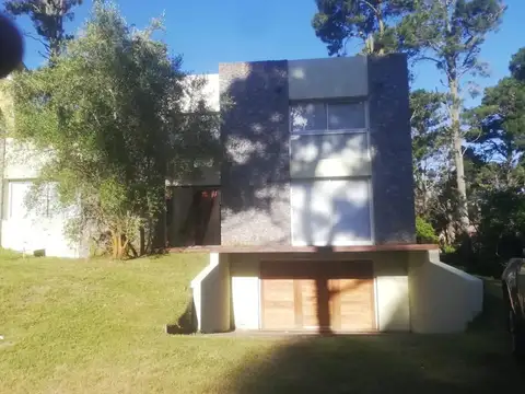 Casa en alquiler temporario - 3 Dormitorios 3 Baños - Pinamar