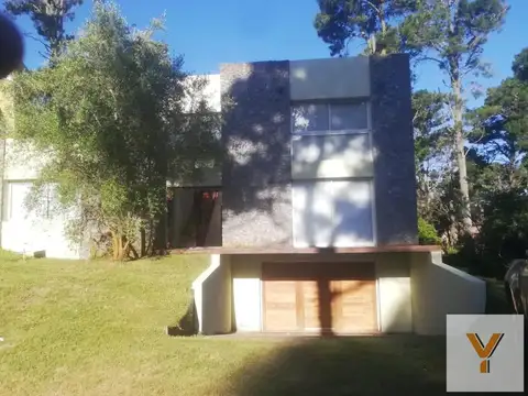Casa en alquiler temporario - 3 Dormitorios 3 Baños - Pinamar