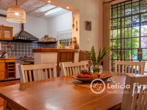 Imponente casona restaurada con gran jardín, terrazas y cochera.