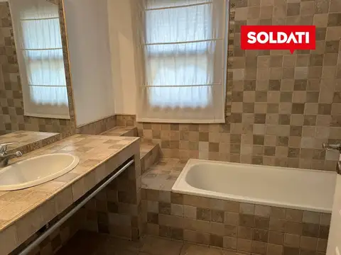 Casa en venta, Ayres de Pilar, 4 cuartos, family, escritorio y dependencia. Piscina.