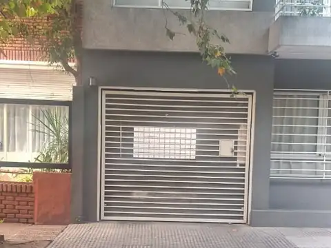 cochera centrica a una cuadra de av de Mayo