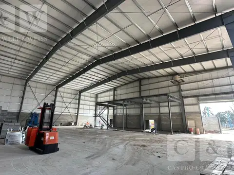 Depósito de 1050 m2 doble entrada contenedor sobre avenida