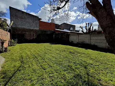 Casa 3 ambientes con parque de 222 m² en venta en Villa Luzuriaga, lote 10x30