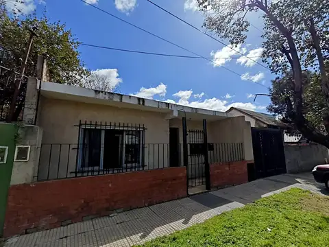 Casa de 3 ambientes en venta en Villa Luzuriaga