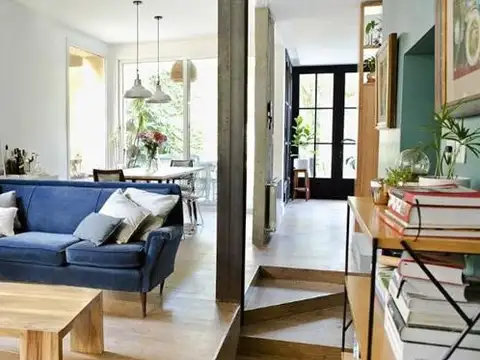 Casa en Venta de 4 Ambientes, jardín parrilla, Reciclada