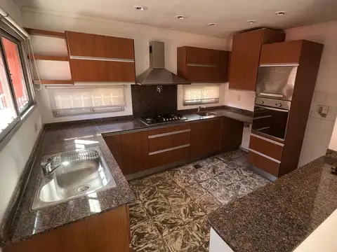CASA EN VENTA 4 DORM.+ DTO. B° RIVADAVIA V. MARIA 