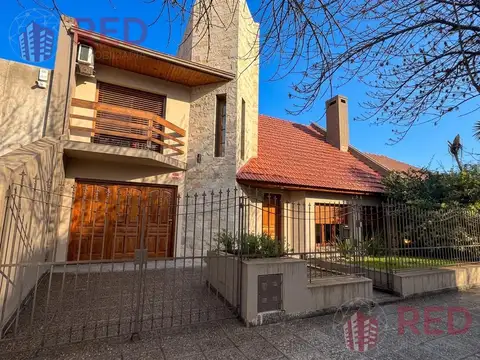 Vende Casa 3 dormitorios y quincho en barrio Flamingo