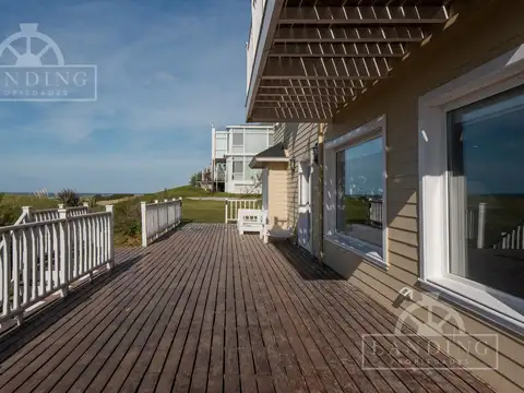 Casa 6 ambientes con 5 baños