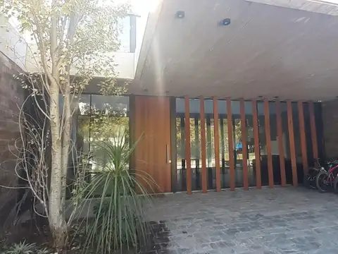 Casa 8 ambientes con 3 baños