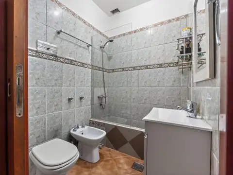 Casa multifamiliar con locales venta V. Sarmiento