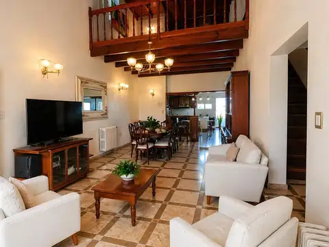 Depto Tipo Casa 6 ambientes con 2 baños