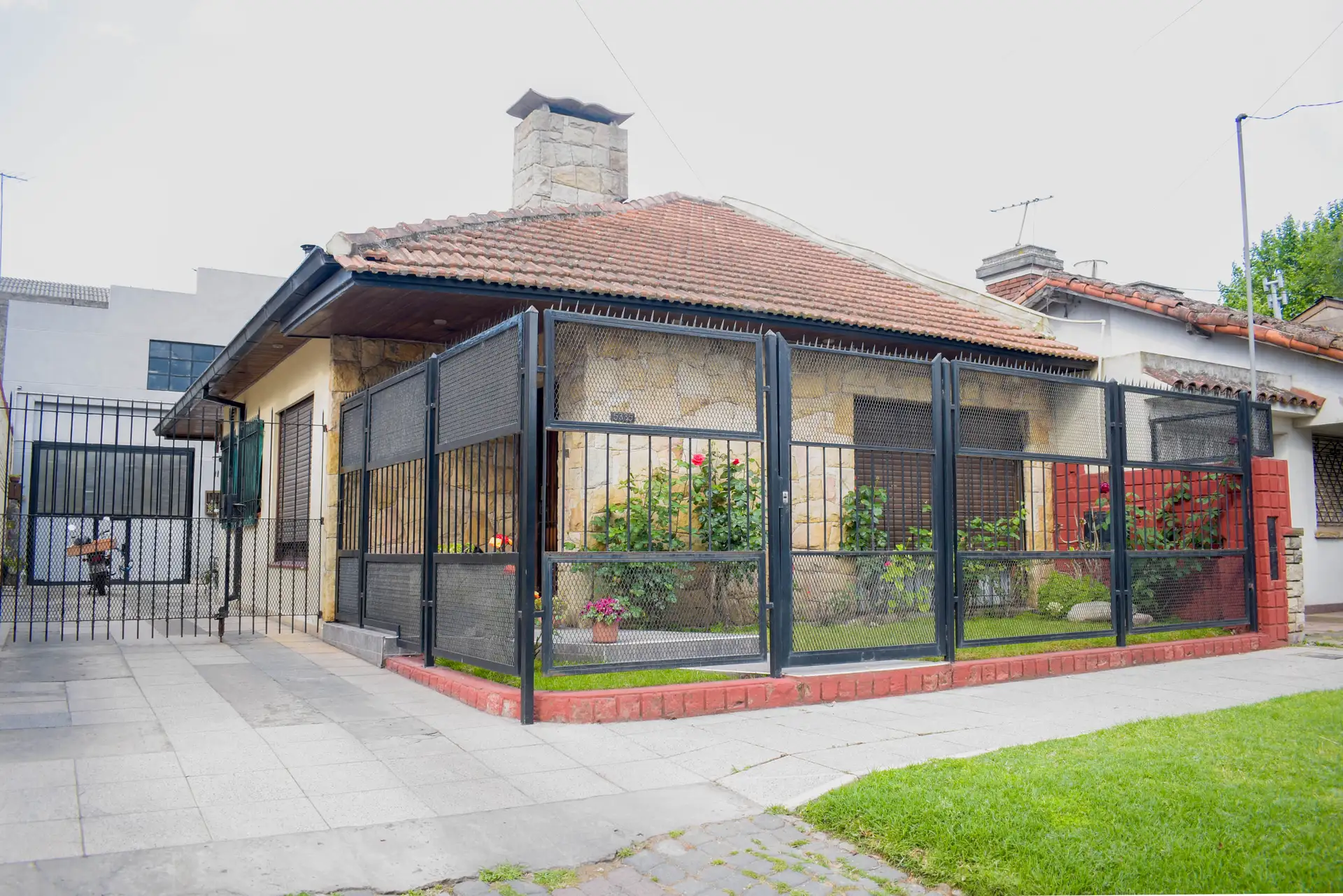 Chalet 4 amb. + Depto. 2 amb. + Cocheras - Garay y Uruguay