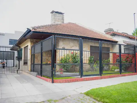 Chalet 4 amb. + Depto. 2  amb. + Cocheras - Garay y Uruguay