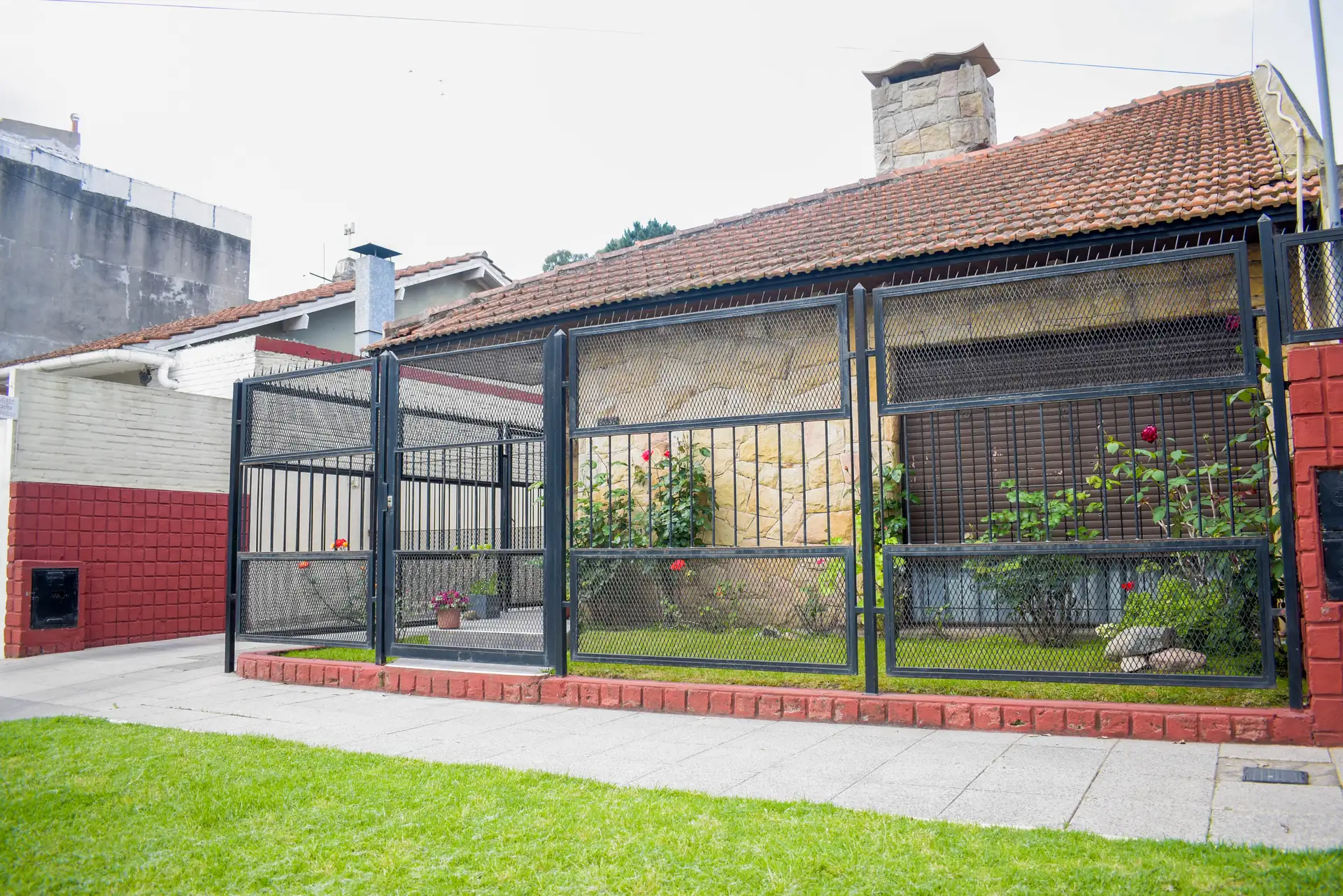 Chalet 4 amb. + Depto. 2 amb. + Cocheras - Garay y Uruguay