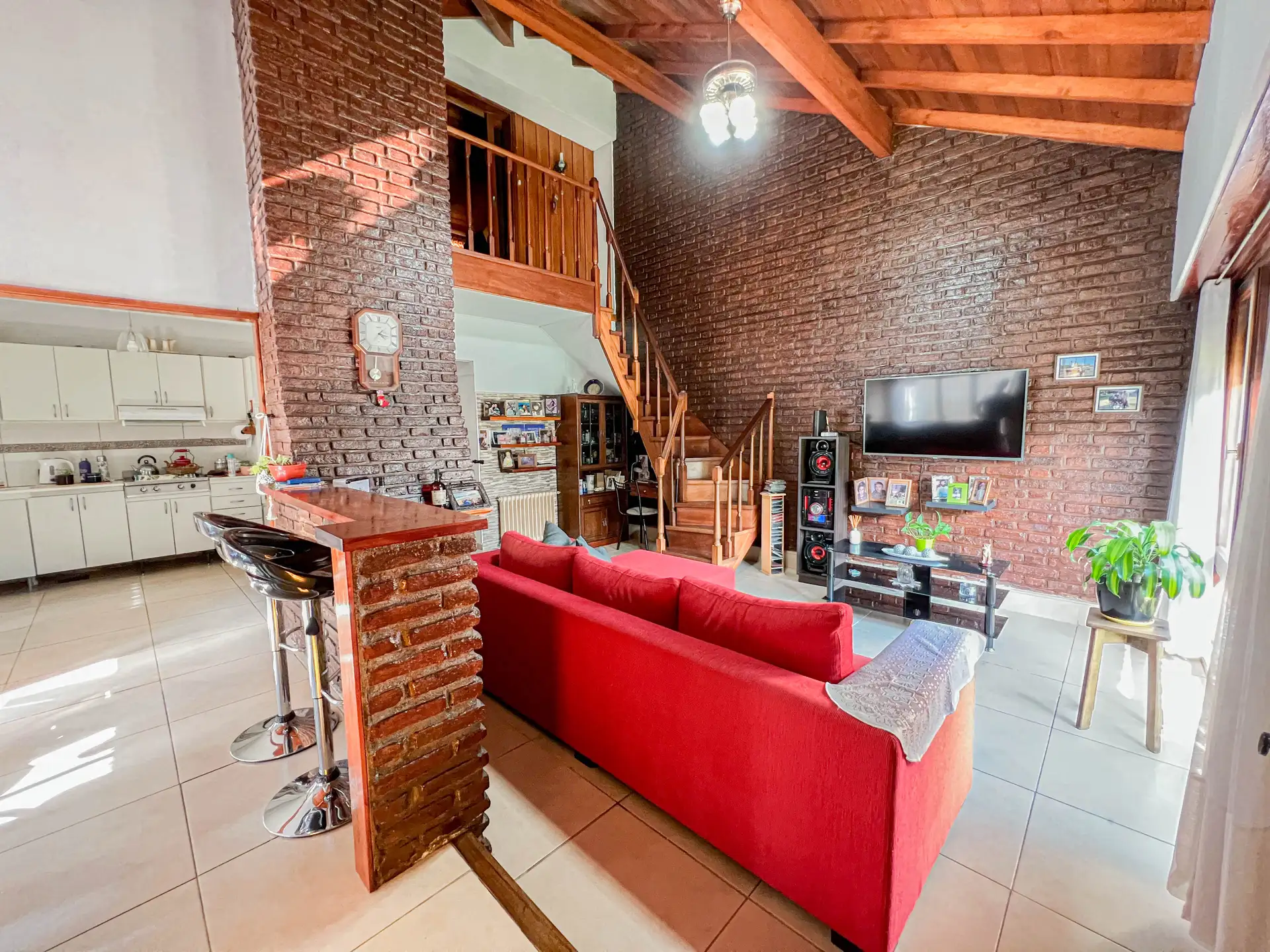 Chalet 4 amb. + Depto. 2 amb. + Cocheras - Garay y Uruguay