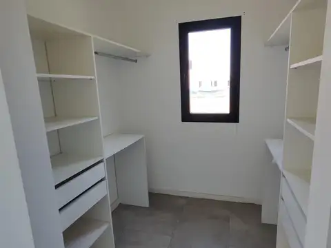 Casa en Alquiler con 2 cocheras