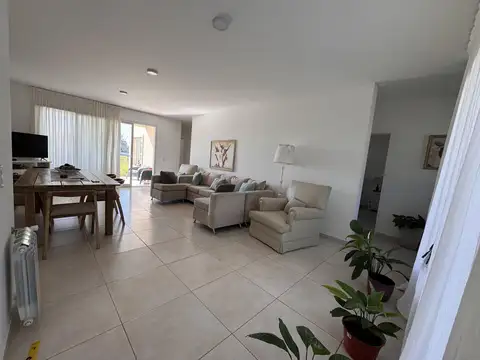Casa en Alquiler Temporario - Santa Sofía, Pilar del Este | Pileta y Parrilla | 3 dormitorios