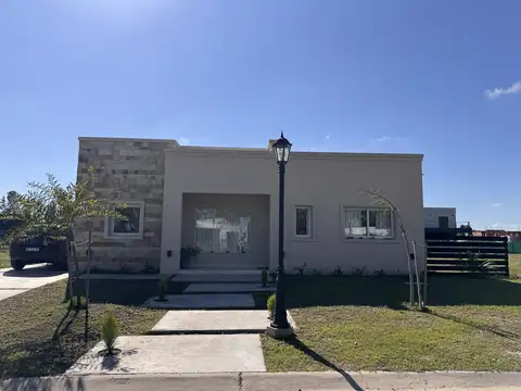 Casa en Alquiler Temporal con 3 cocheras