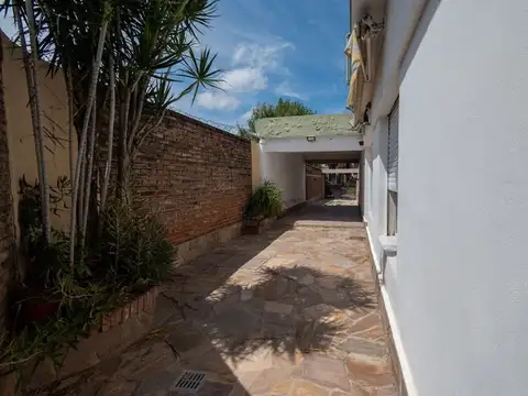 Casa en Alquiler con 2 cocheras