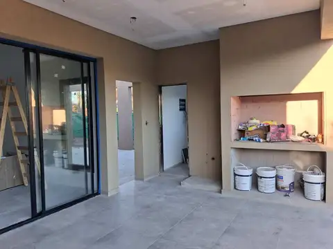 Casa en Venta con 3 cocheras