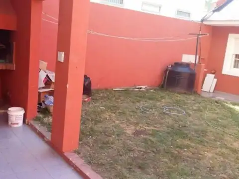 Casa 7 ambientes con 2 baños