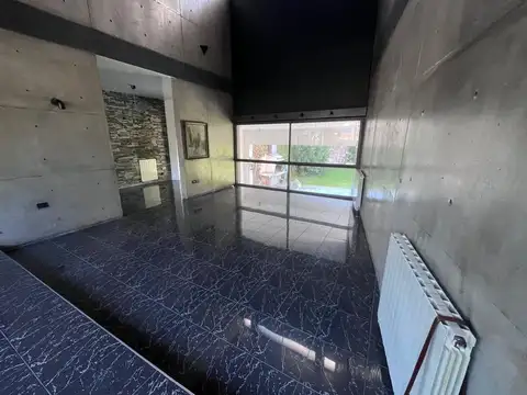 Casa en Alquiler con 3 cocheras