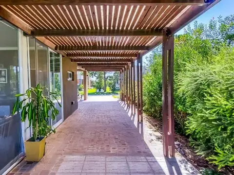 Casa 8 ambientes con 3 baños