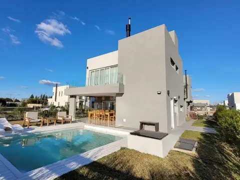 Casa 6 ambientes con 2 baños