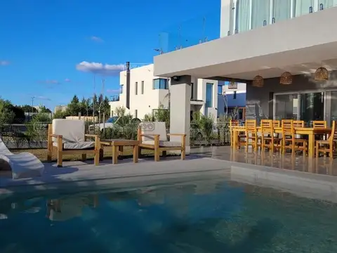 CASA VENTA NORDELTA BARRIO CARPINCHOS CON PILETA