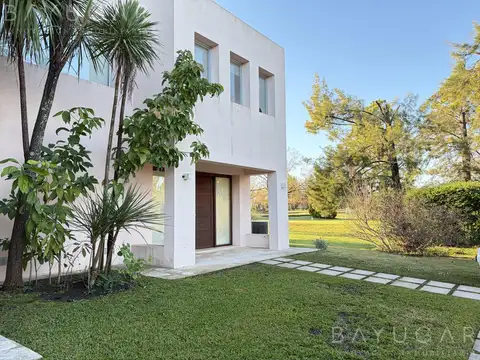 Casa 5 ambientes con 4 baños