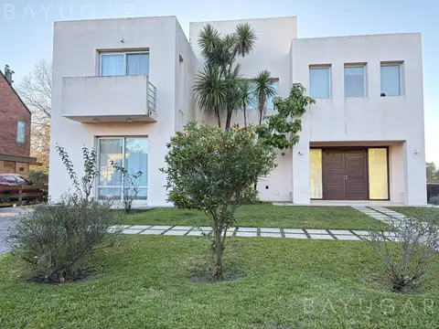 Venta Casa exclusiva con vista al golf estilo moderno en Pilar del Lago