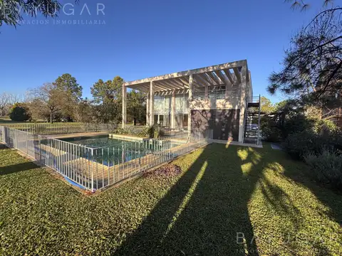 Venta Casa - Exclusiva con Vista al Golf - estilo moderno en Pilar del Lago