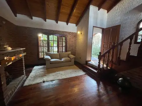 Casa 8 ambientes con 3 baños