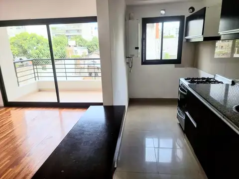 EXCELENTE DEPARTAMENTO  3 AMBIENTES CON BALCÓN, COCHERA CUBIERTA FIJA Y AMENITIES. CABALLITO.