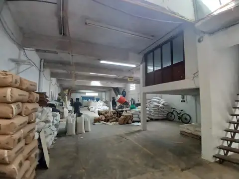 Amplio galpón en importante zona industrial.