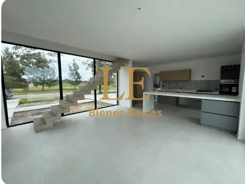 Casa en Venta con 6 cocheras