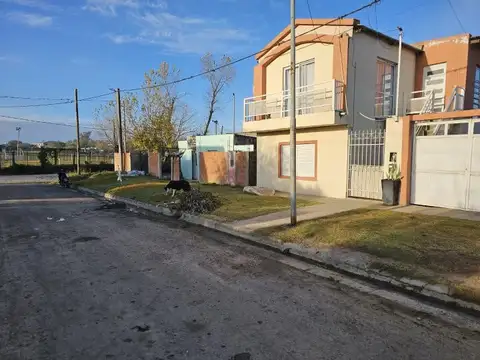 VENTA | Casa de 1 dormitorio con patio y espacio para vehículo! Montenegro e/ Los Cardenales y...