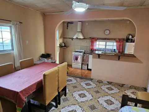 VENTA | Casa de 1 dormitorio con patio y espacio para vehículo! Montenegro e/ Los Cardenales y...