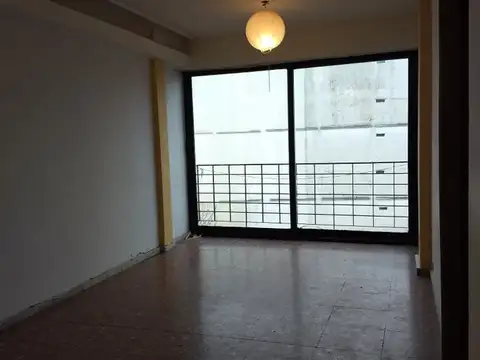 3 Ambientes amplios al frente con balcon frances