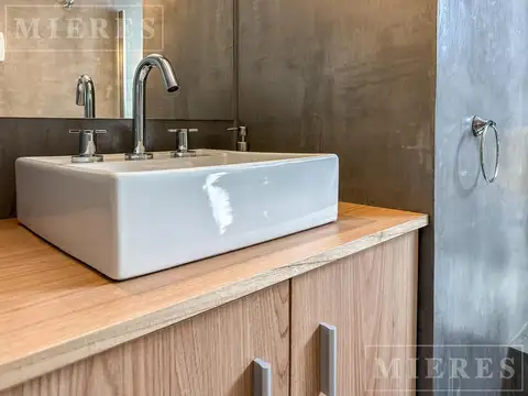 Casa desarrollada en tres plantas, ubicada en el Barrio Cerrado Los Sauces en venta