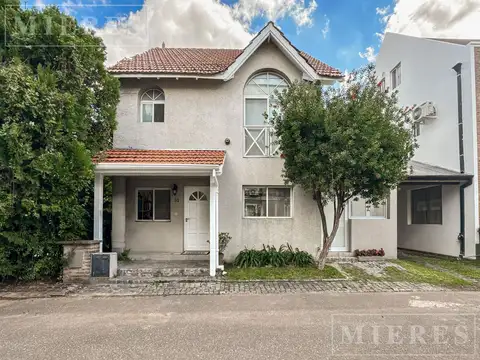 Casa desarrollada en tres plantas, ubicada en el Barrio Cerrado Los Sauces en venta