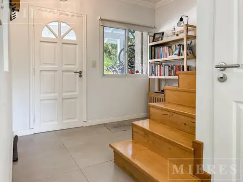 Casa desarrollada en tres plantas, ubicada en el Barrio Cerrado Los Sauces en venta