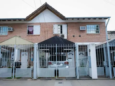 VENTA PH 3 AMB. C/ JARDÍN Y COCHERA .LANÚS.PERMUTA